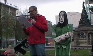 Großpuppe neben dem Redner T. Trüper beim Ostermarsch 2012 in Mannheim